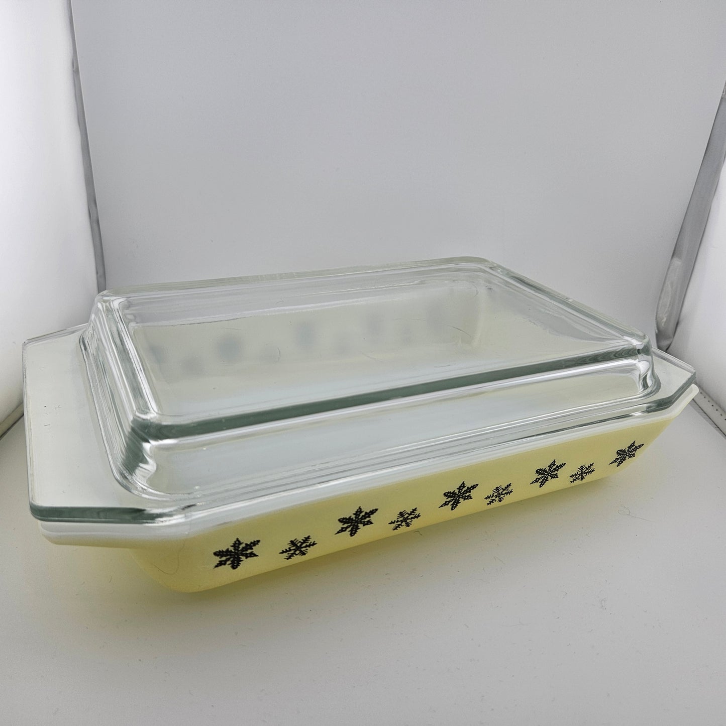 Pyrex Gaiety Yellow Space Saver Oblong Casserole