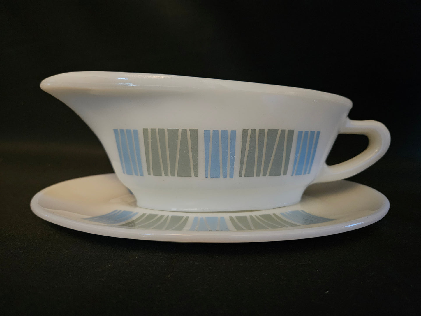 Pyrex Matchmaker Gravy Boat and Saucer