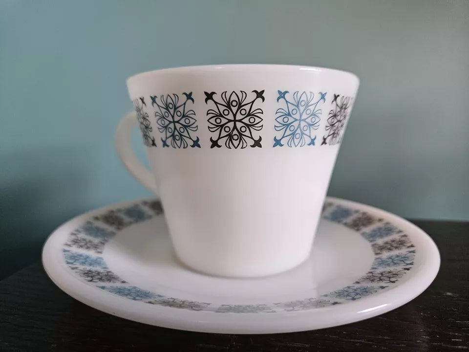 6 Pyrex Chelsea Tea Cups and Saucers