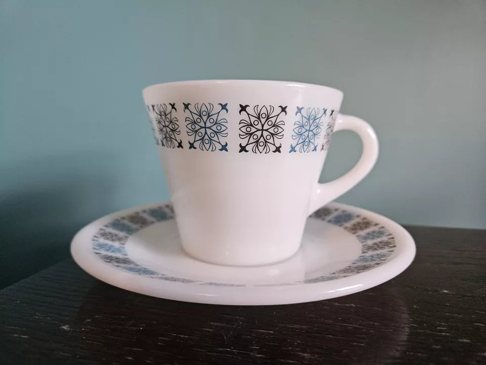 6 Pyrex Chelsea Tea Cups and Saucers