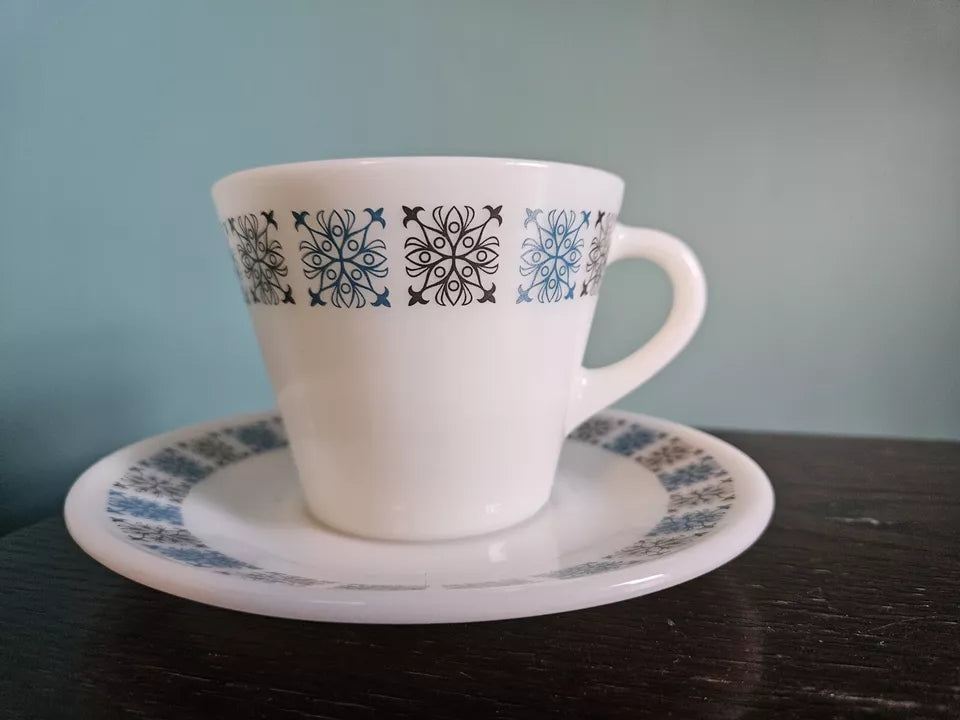 6 Pyrex Chelsea Tea Cups and Saucers