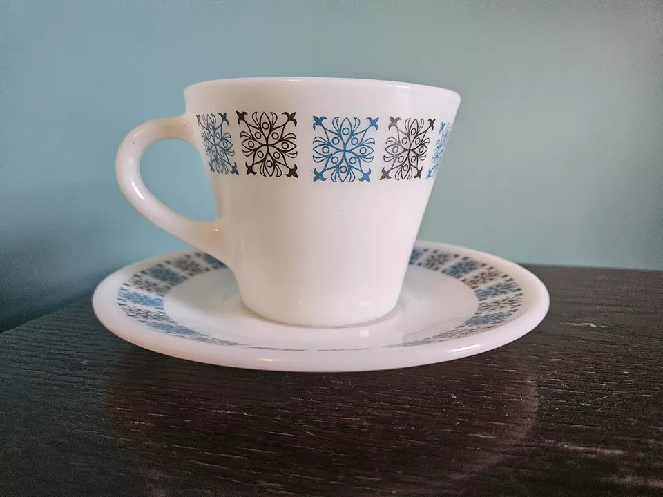 6 Pyrex Chelsea Tea Cups and Saucers