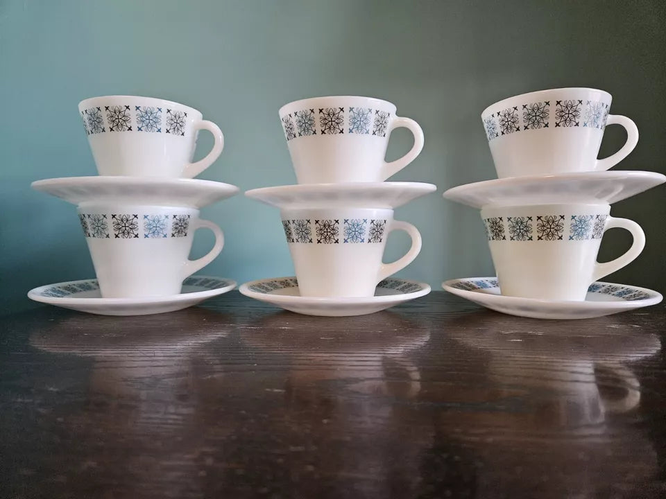 6 Pyrex Chelsea Tea Cups and Saucers