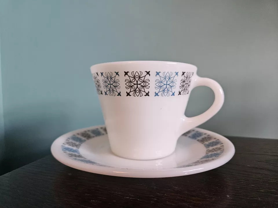 6 Pyrex Chelsea Tea Cups and Saucers