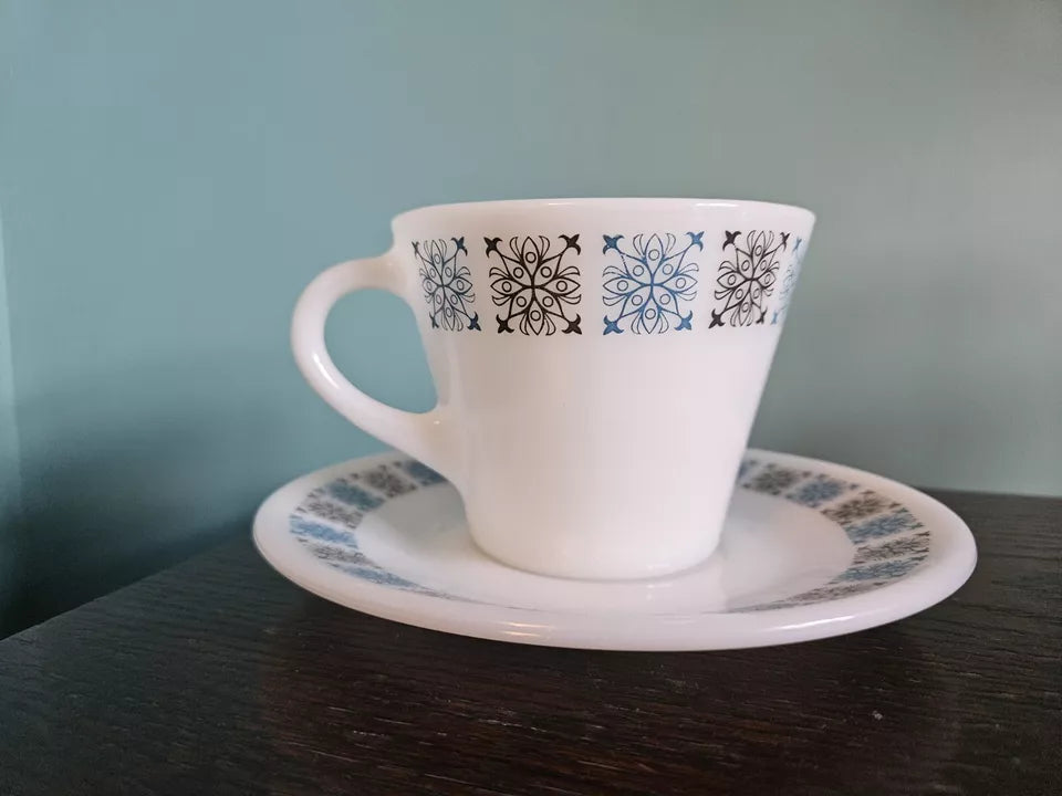 6 Pyrex Chelsea Tea Cups and Saucers