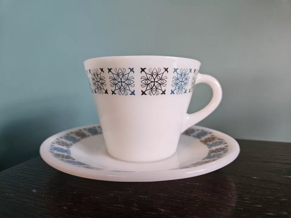 6 Pyrex Chelsea Tea Cups and Saucers