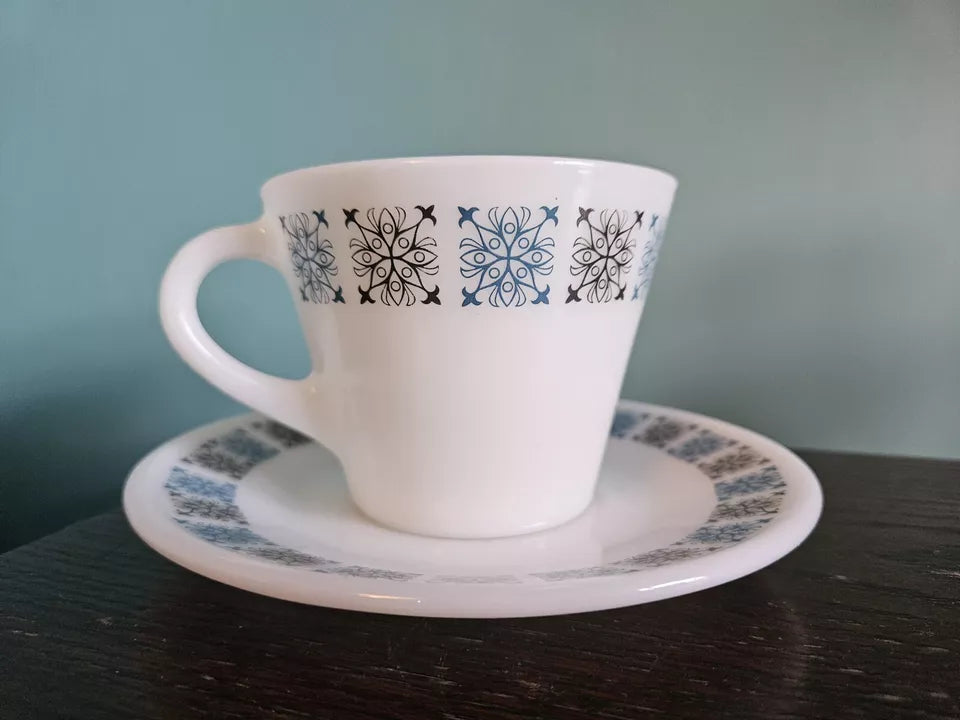 6 Pyrex Chelsea Tea Cups and Saucers