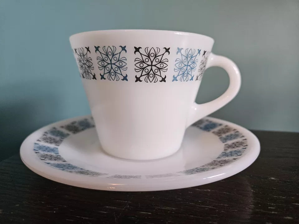 6 Pyrex Chelsea Tea Cups and Saucers