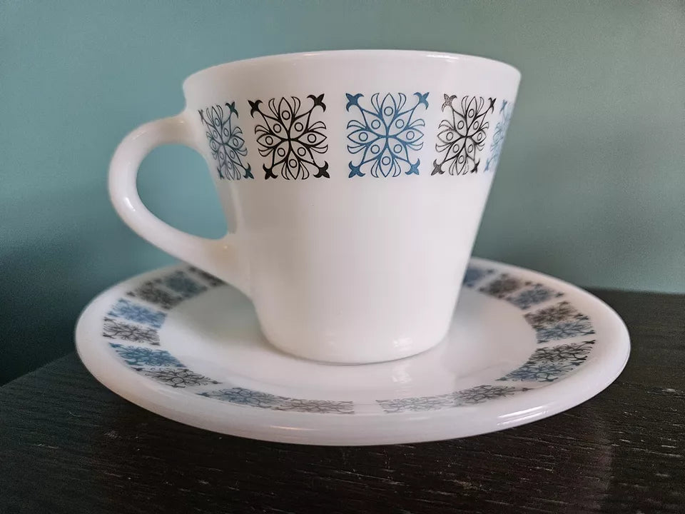 6 Pyrex Chelsea Tea Cups and Saucers