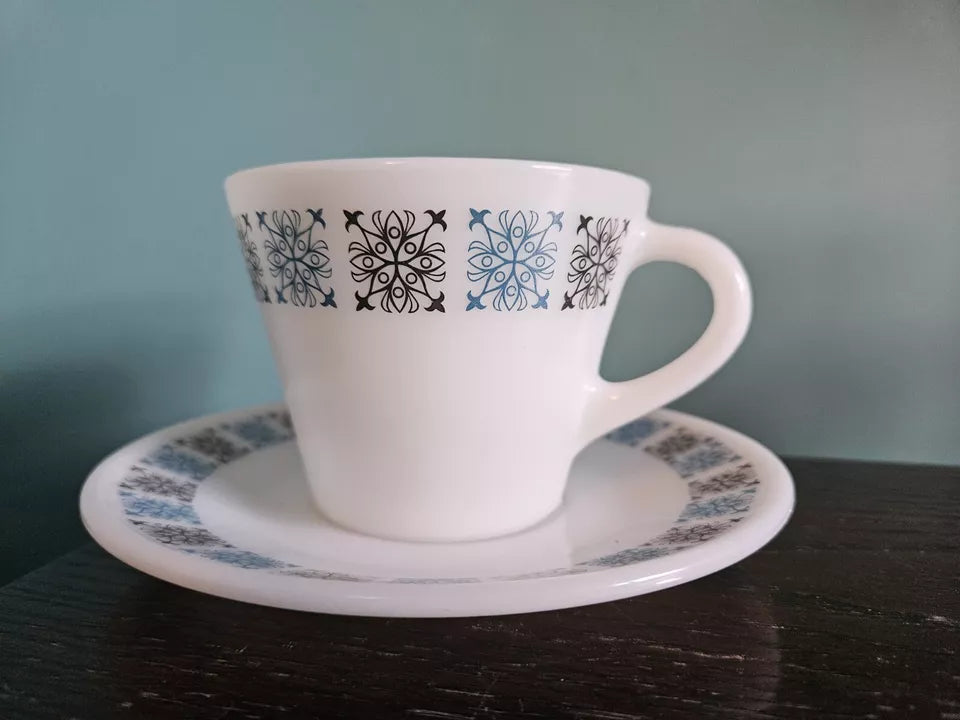 6 Pyrex Chelsea Tea Cups and Saucers